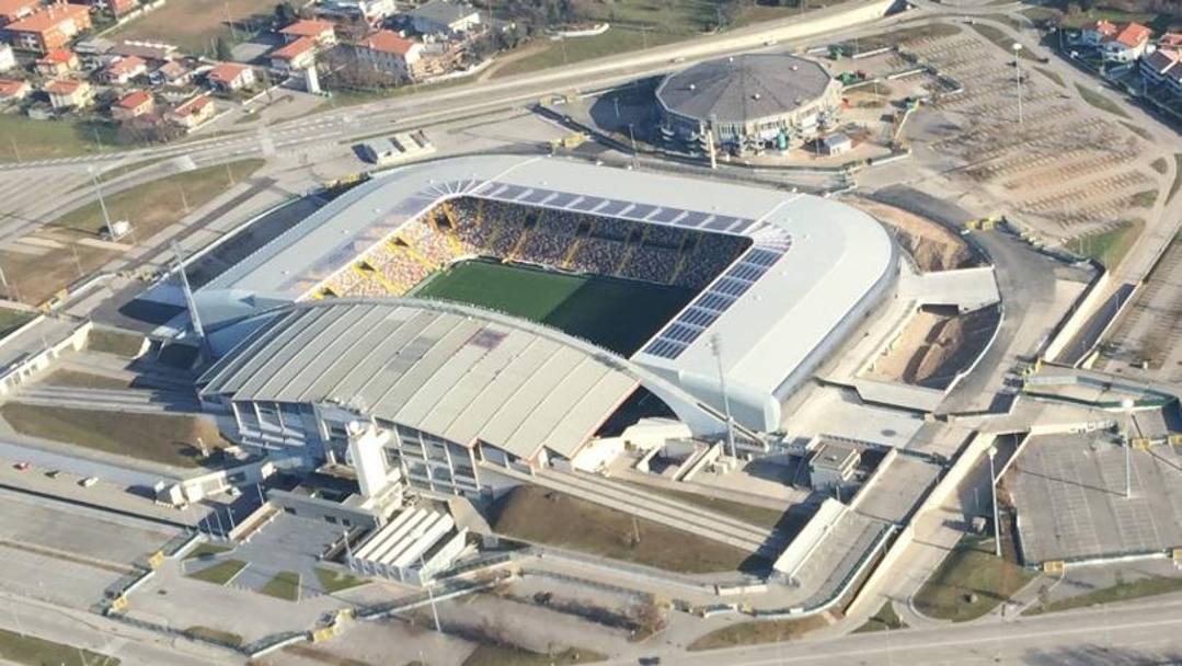 Completati i lavori di ristrutturazione lo stadio Friuli pu considerarsi pronto. Tifosi di casa ed ospiti potranno finalmente godere delle nuove tribune. Il 4 gennaio,  in programma una riunione della commissione pubblico spettacolo per valutare l’impianto e l’omologazione del settore ospiti per la gara del 6 gennaio con l’Atalanta. Successivamente la commissione valuter l’apertura dell’intera struttura per la partita con la Juventus del 17 gennaio.